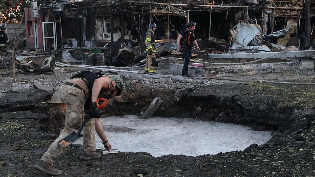 Ukrainan viranomaiset tarkastivat Venäjän iskun aiheuttamia tuhoja Zaporizhzhian alueella lauantaina.