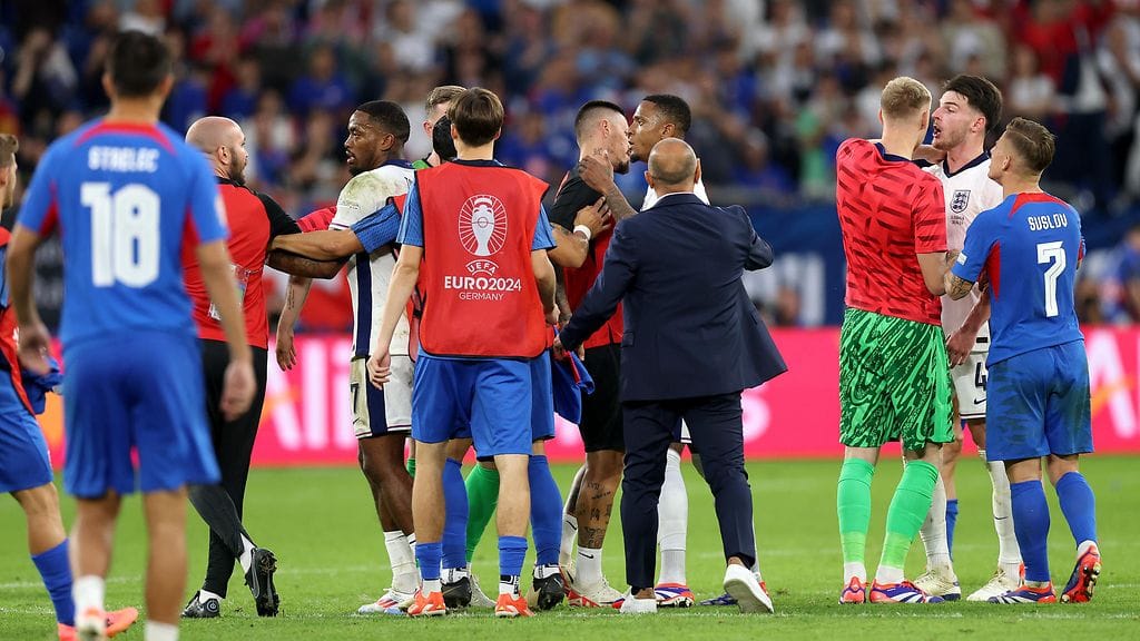 Declan Rice ei niellyt Slovakian managerin tönäisyä.