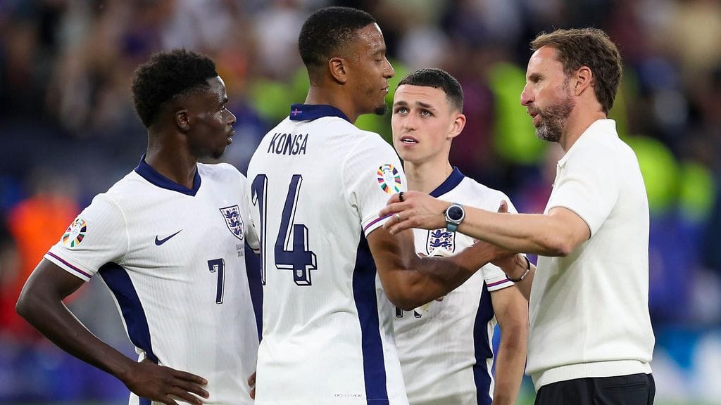 Englannin Bukayo Saka, Ezri Konsa, Phil Foden ja Gareth Southgate pohtivat joukkueen peliä.