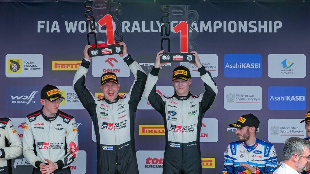Kalle Rovanperä ja Jonne Halttunen juhlivat voittoa Puolan MM-rallissa.