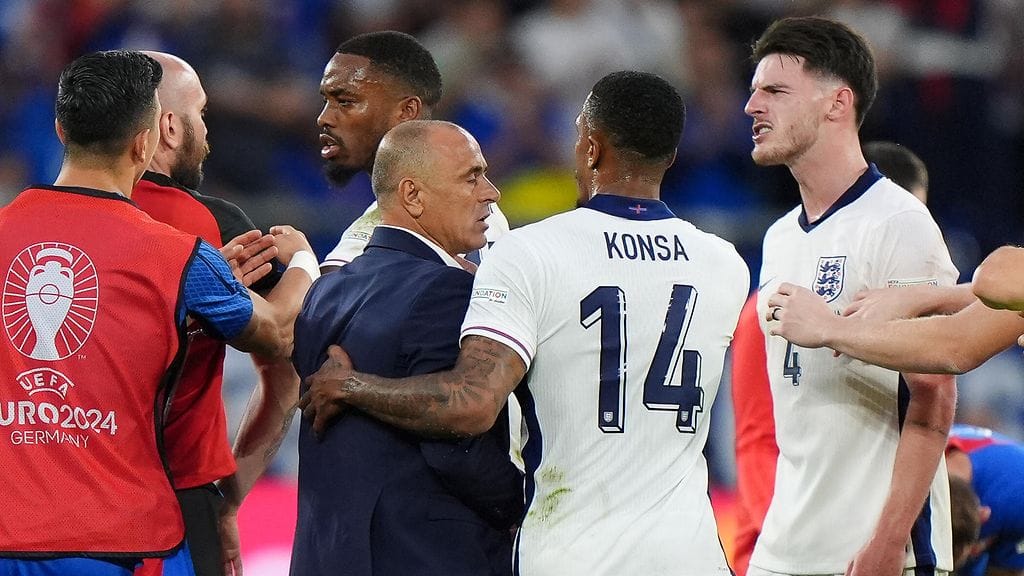 Declan Rice latasi rivoa kieltä Slovakian päävalmentajan suuntaan.