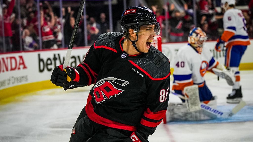 Teuvo Teräväinen on siirtymässä Carolina Hurricanesista Chicago Blackhawksiin.