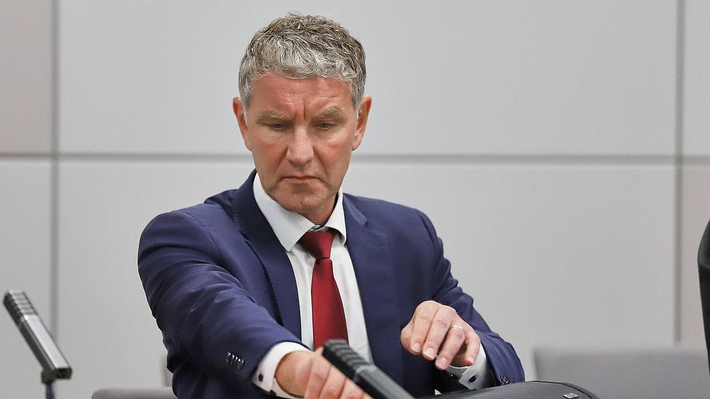 Äärioikeistopuolue AfD:n poliitikko Björn Höcke on tuomittu jo toistamiseen natsien iskulauseen käyttämisestä Saksassa.