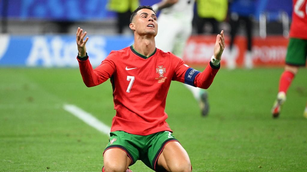 Cristiano Ronaldo tippui epäuskoisena polvilleen epäonnistuttuaan rangaistuspotkussa.