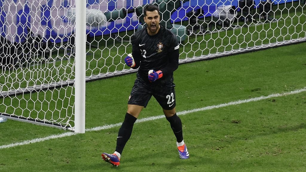 Diogo Costa tuuletti yhtä torjumistaan rangaistuspotkuista Sloveniaa vastaan.