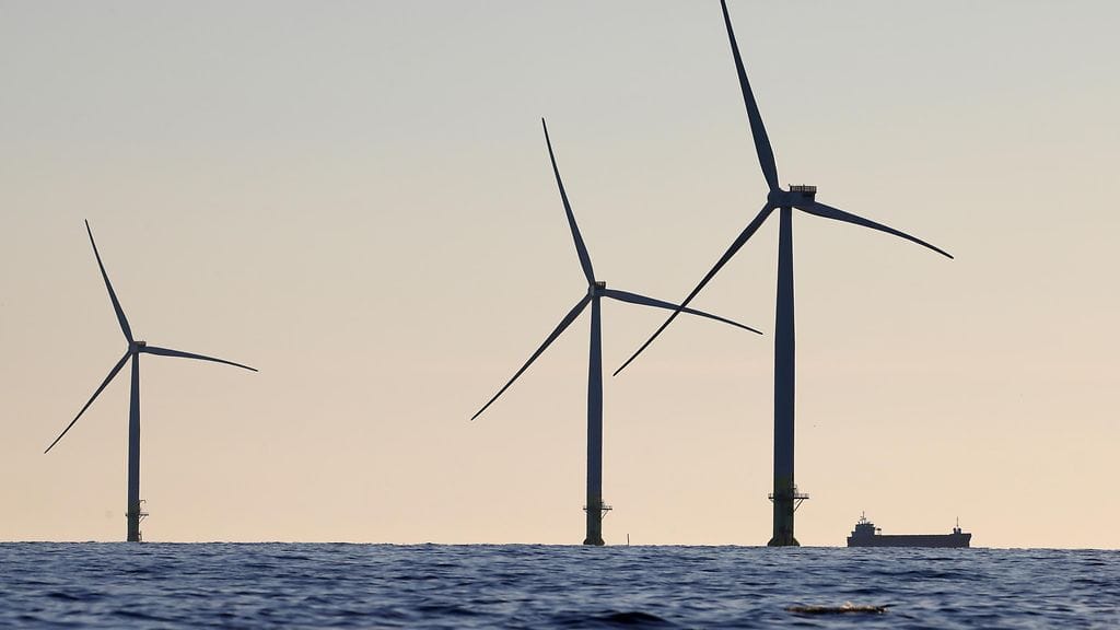 Tuulivoimalat Porissa Reposaaren edustalla.