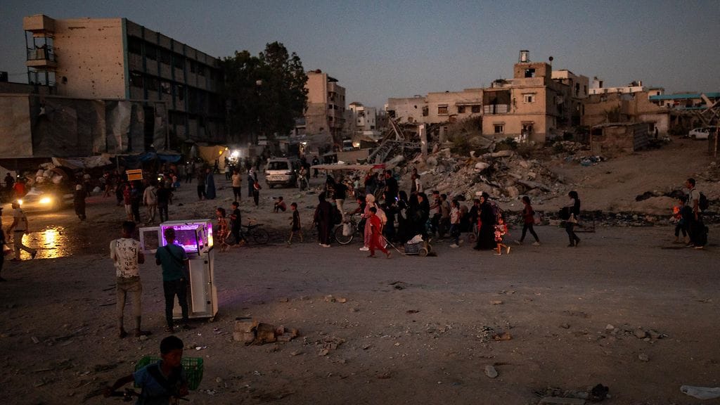 Palestiinalaisia pakenemassa yöllä Khan Yunisista sen jälkeen, kun Israelin armeija oli antanut evakuointikäskyn lähteä Khan Yunisin leirin itäosasta Gazan eteläosassa.