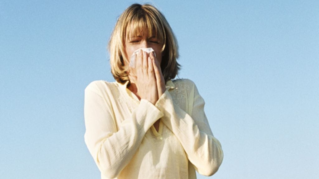 Rebeccalla on allergialääkevarastot mukana autossaan, jokaisessa laukussaan ja lompakossaan. Kuvan henkilö ei liity haastatteluun.