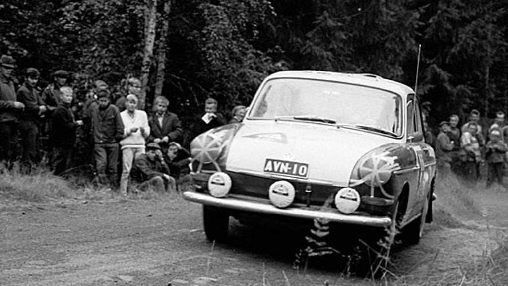 Pauli Toivonen ja Volkswagen 1500 S Jyväskylän suurajoissa 1960. Kuva: Reijo Koskinen/LEHTIKUVA.