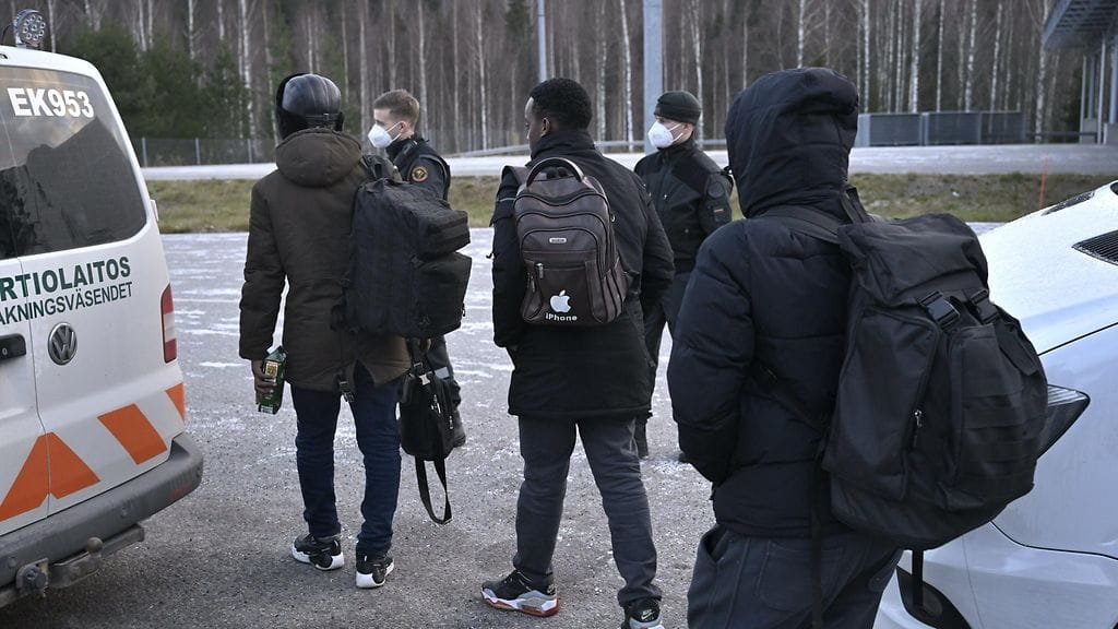 Turvapaikanhakijoita Nuijamaan raja-asemalla.