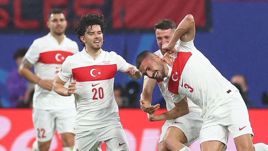 Turkin tähtitoppari Merih Demiral osui kahdesti.
