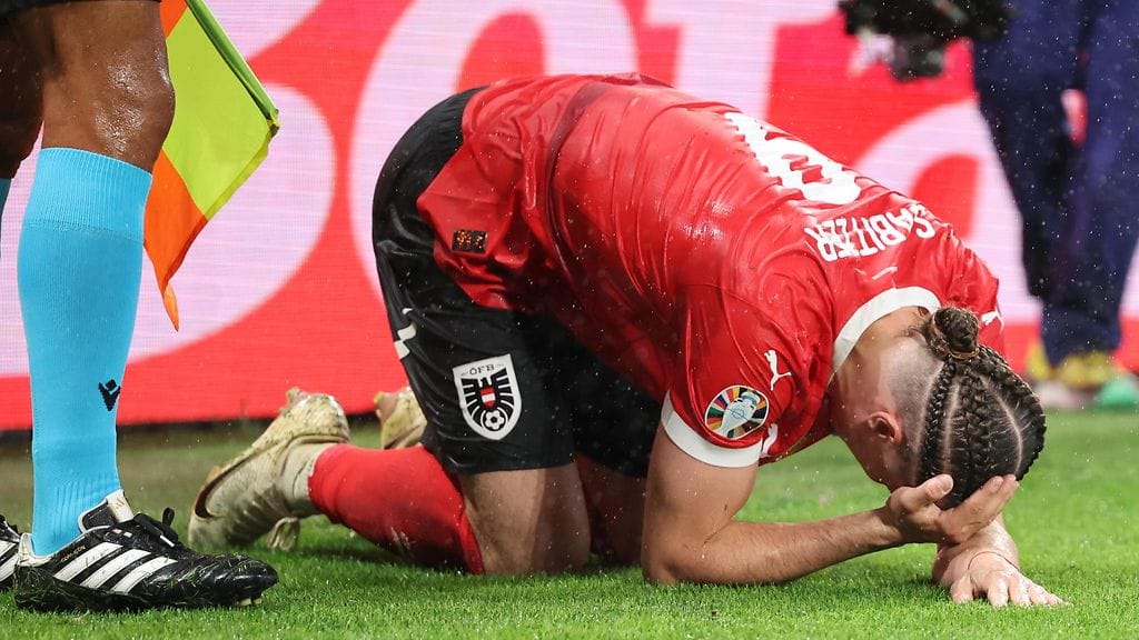 Itävallan Marcel Sabitzer sai osuman katsomosta heitetystä esineestä.