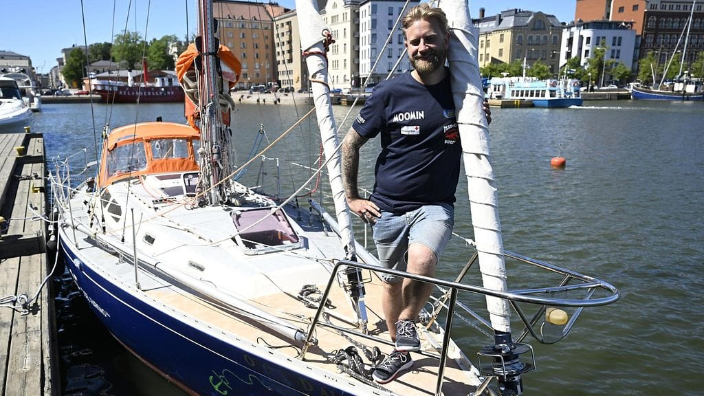 Joel Harkimo kisaveneensä kannella.