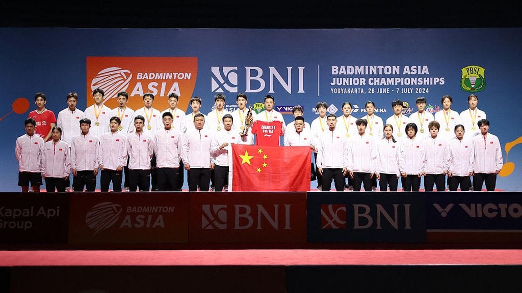 Zhang Zhijien joukkuetoverit tekivät hänelle kunniaa Aasian mestaruuskilpailuissa.