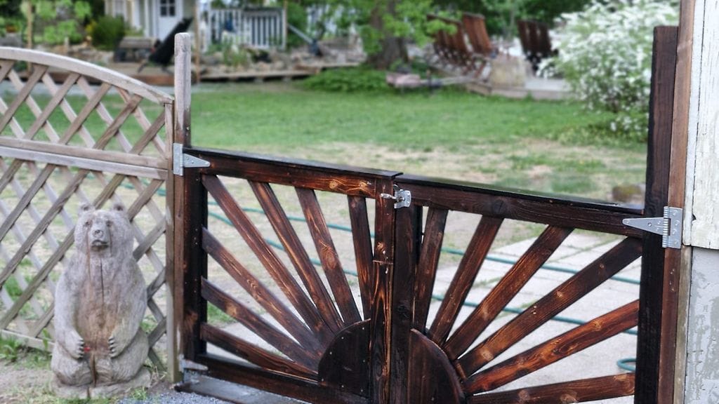 portti Tarun ja Jarkon puutarhaan