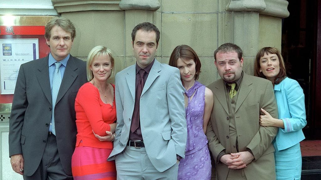 Rimakauhua ja rakkautta -brittiversion tähdet vasemmalta oikealle: Robert Bathurst, Hermione Norris, James Nesbitt, Helen Baxendale, John Thomson ja Fay Ripley.