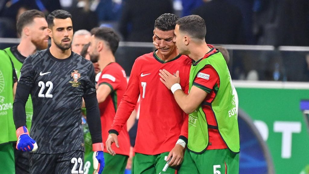 Portugalin Cristiano Ronaldo murtui kyyneliin Slovenia-ottelun jatkoajan puoliajalla.