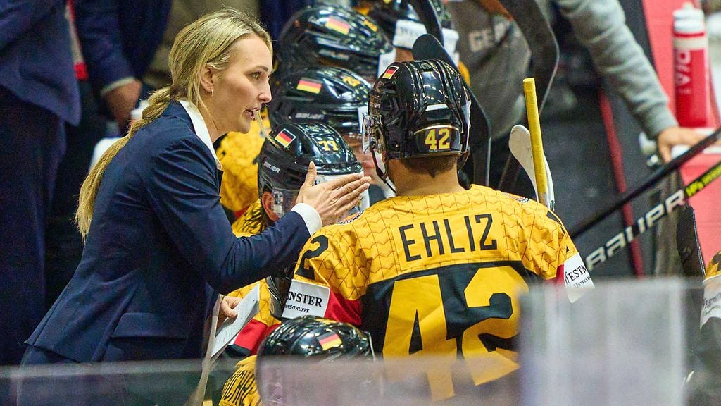 Jessica Campbell (kuvassa vasemmalla) nimitettiin NHL-seura Seattle Krakenin apuvalmentajaksi.