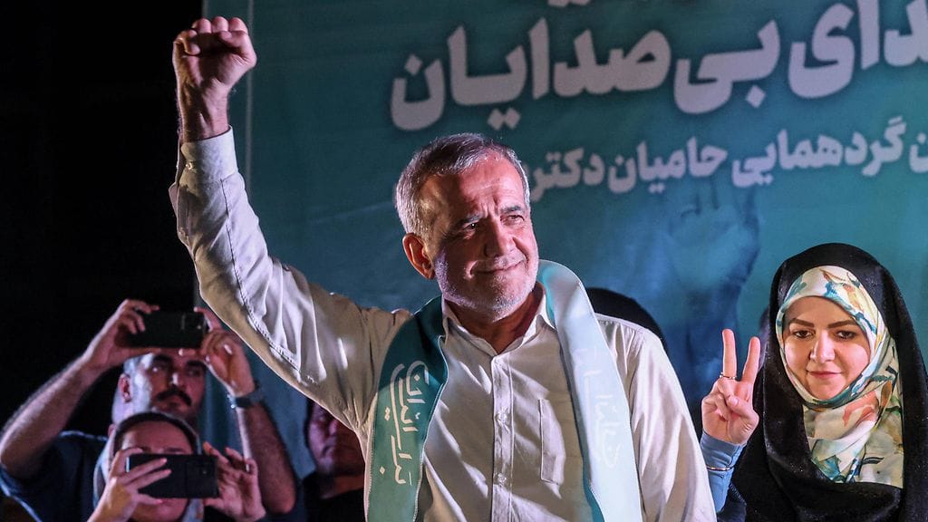 Vaaliviranomaisen mukaan Pezeshkian on saanut tähän mennessä yli 11 miljoonaa ja Jalili noin 9 miljoonaa ääntä.