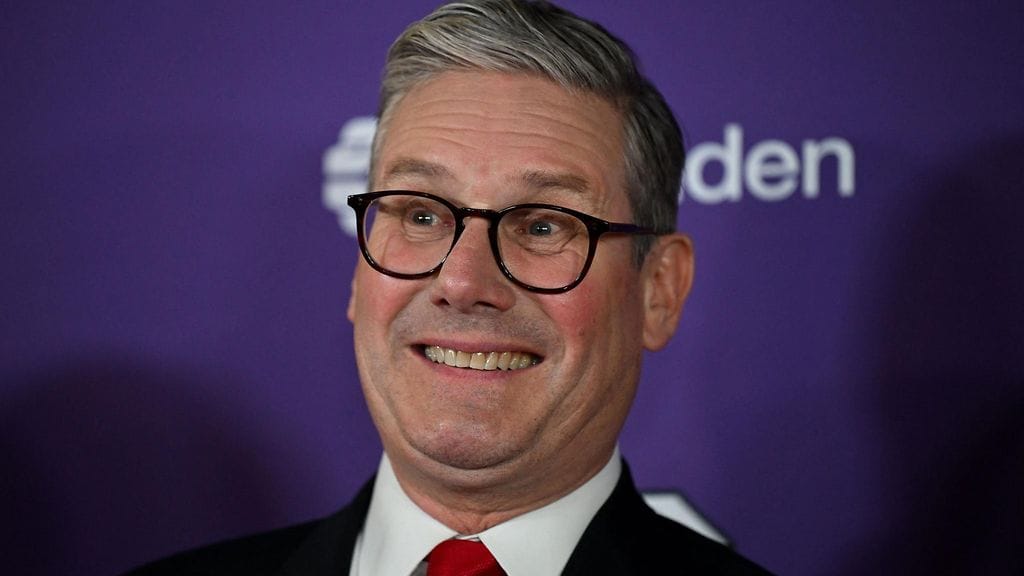 Starmerin johtama työväenpuolue saavutti odotetun murskavoiton maan parlamenttivaaleissa.