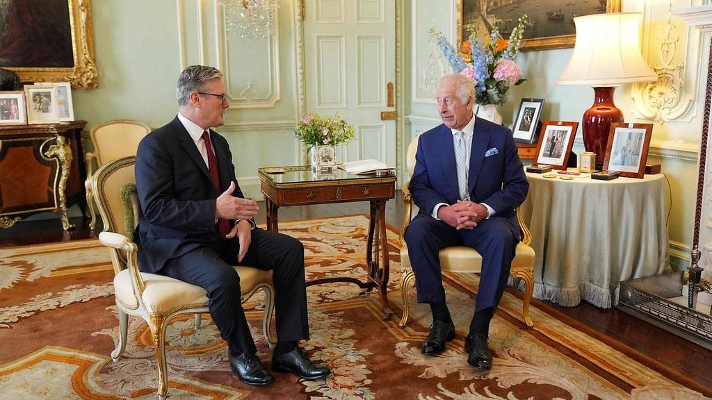 Kuvassa uusi Iso-Britannian pääministeri Sir Keir Starmer ja maan kuningas Charles perjantaina 5. heinäkuuta Buckinghamin palatsissa.