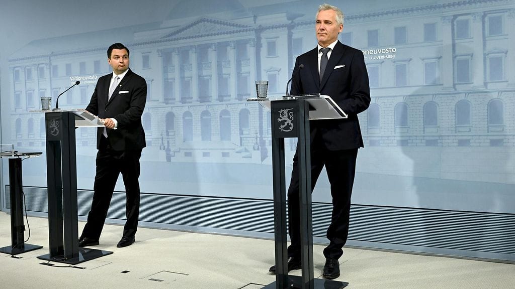 RKP:n Anders Adlercreutz (oik.) ja Joakim Strand aloittivat perjantaina uusissa tehtävissä.