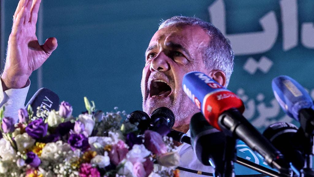 Pezeshkian kohtasi vaalien toisella kierroksella ultrakonservatiivi Saeed Jalilian