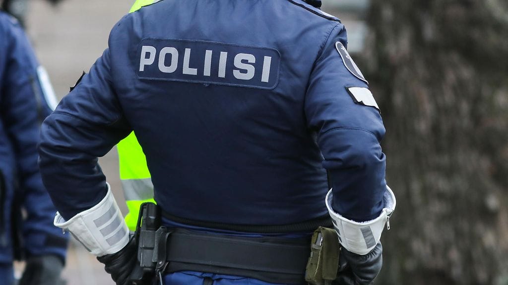 Miehen hallusta löytyi muokattu starttipistooli sekä 46 senttimetriä pitkä machete-veitsi.