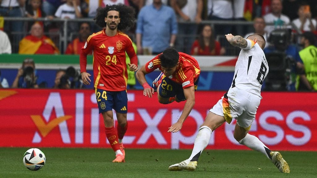 Toni Kroos pahoittelee Pedrin telomista.