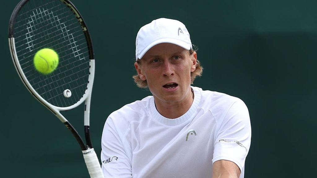 Emil Ruusuvuori on ulkona Wimbledonista.