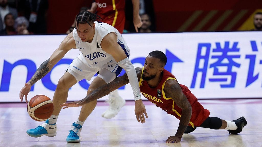 Miro Little (vas.) ja Lorenzo Brown (oik.) taistelivat pallosta.