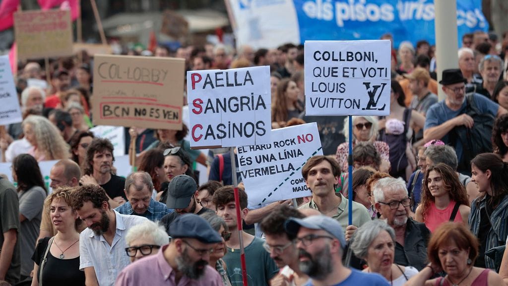 Mielenosoittajia Barcelonan Kataloniassa 6. heinäkuuta 2024.