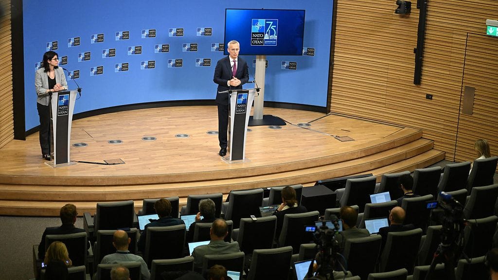 Naton väistyvä pääsihteeri Jens Stoltenberg pitämässä lehdistötilaisuutta Brysselissä 5. heinäkuuta 2024.