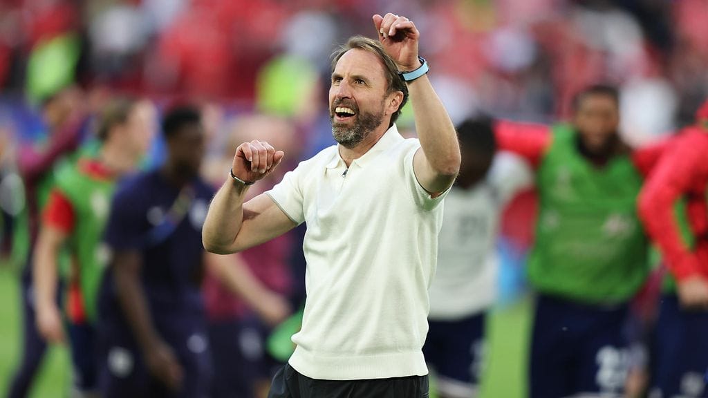 Gareth Southgatea heitettiin EM-turnauksen alussa oluttuopeilla – nyt päävalmentaja laittoi tanssiksi.