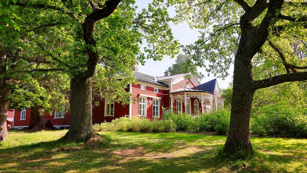 Strömsön huvila sijaitsee Vaasan Västervikissä lähellä kaupungin yleistä Strömsön uimarantaa.