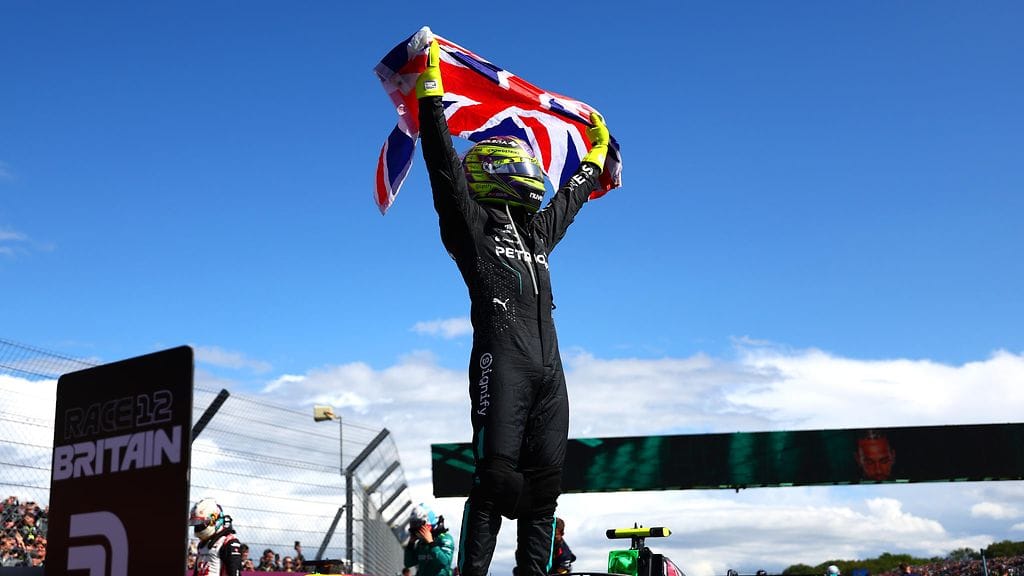 Lewis Hamilton juhli kotiyleisön edessä.