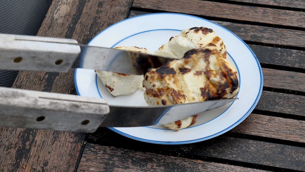 Halloumista tulee helposti sitkeää ja kumimaista. Syynä on usein kovin yleinen ja väärä grillaustapa.