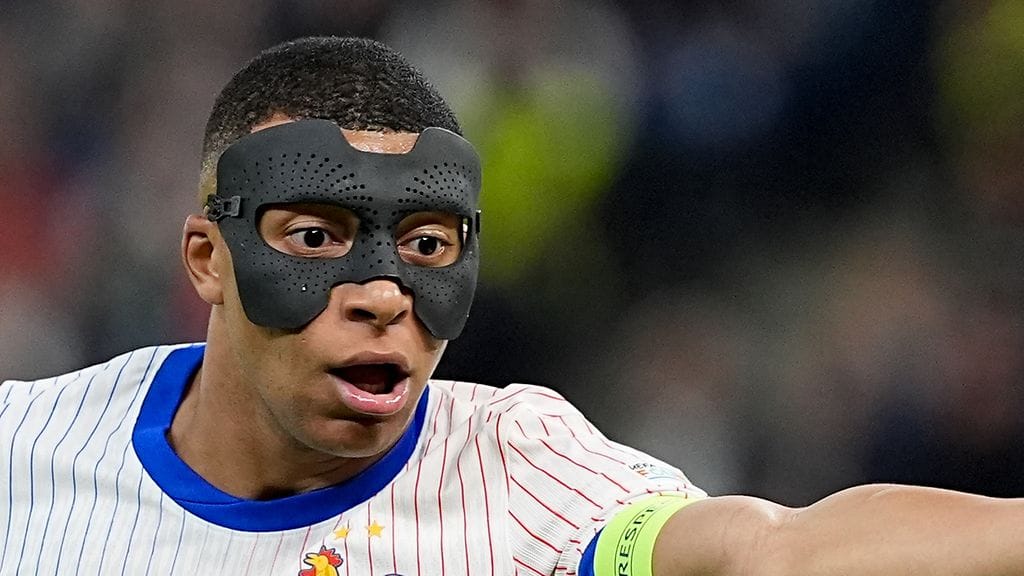 Kylian Mbappén joukkuetoveri kokeili ranskalaiskapteenin maskia.