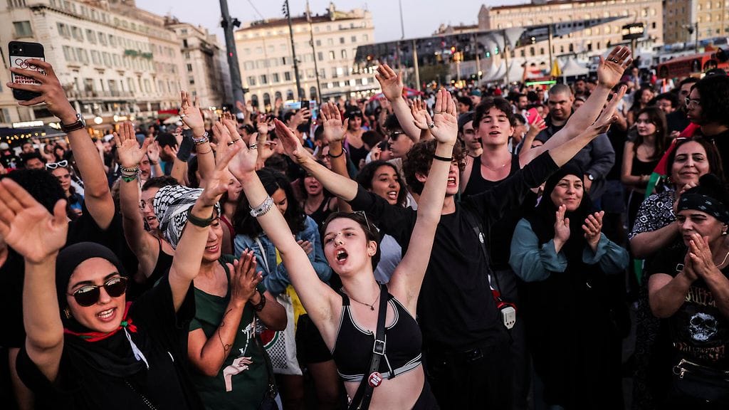 Ihmiset reagoivat iloisesti Ranskan parlamenttivaalien toisen kierroksen tulosten julkistamiseen Marseillessa Etelä-Ranskassa 7. heinäkuuta 2024.