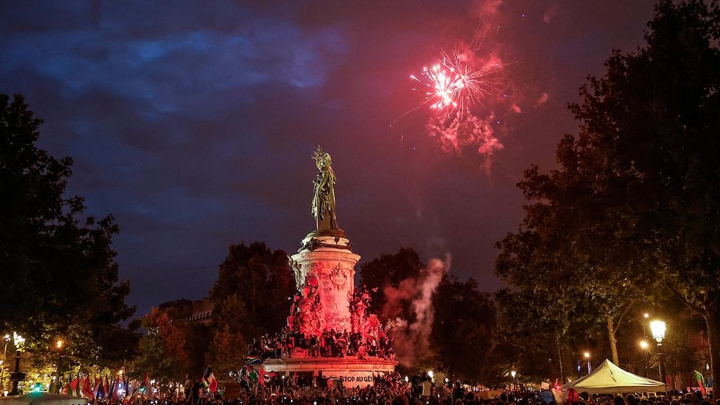 Ihmisiä Place de la Republique -aukiolla Pariisissa 7. heinäkuuta 2024.