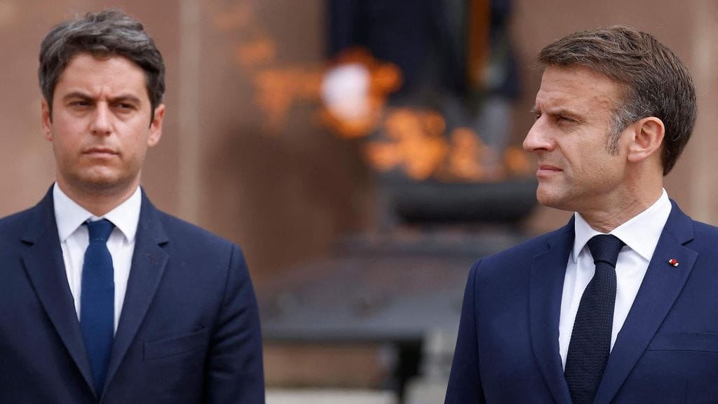 Ranskan pääministeri Gabriel Attal (vas) sekä maan presidentti Emmanuel Macron kuvattuna 8. heinäkuuta Suresnesissa.