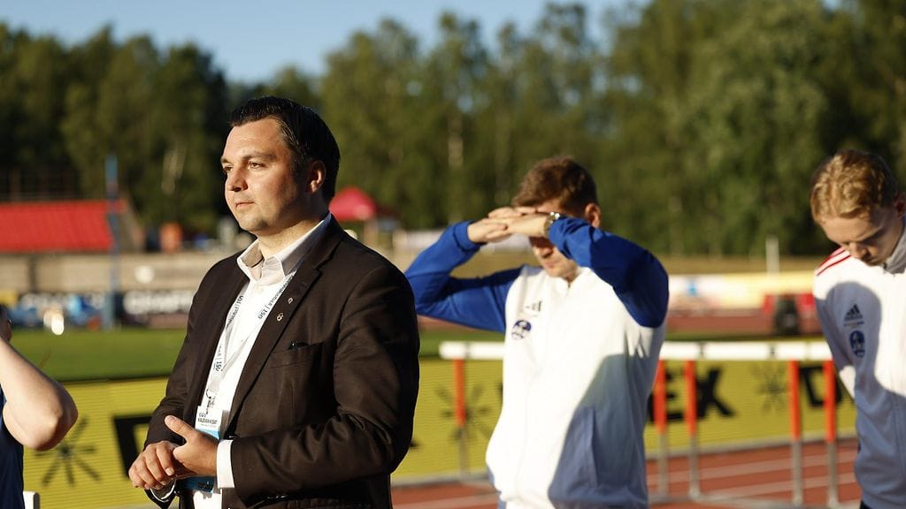 LKS 20240629 RKP:n kansanedustaja, pian eurooppa- ja omistajaohjausministeriksi nouseva Joakim Strand toimii palkinnonjakajana Kalevan kisoissa Vaasassa 29. kesäkuuta 2024.