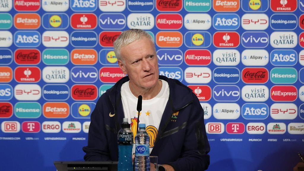 Ranskan päävalmentaja Didier Deschamps ei ilahtunut, kun hänen joukkuettaan syytettiin tylsyydestä EM-välieräottelun alla.
