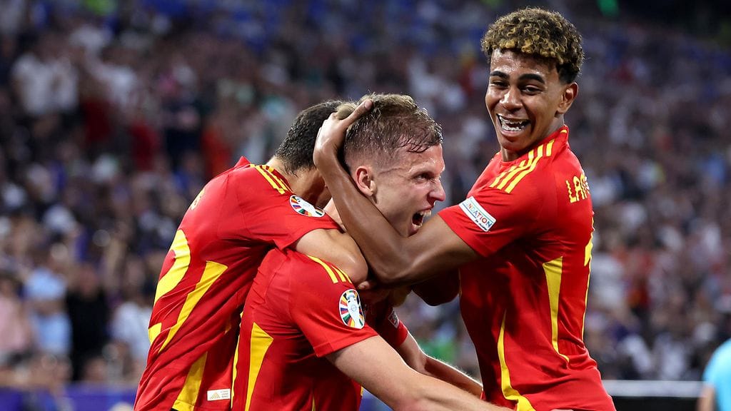 Lamine Yamal (oik.) juhli Dani Olmon (kesk.) kanssa Espanjan 2–1-maalia.