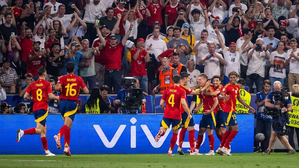 Espanjan palaajat juhlivat Dani Olmon 2–1-maalia EM-välierässä.