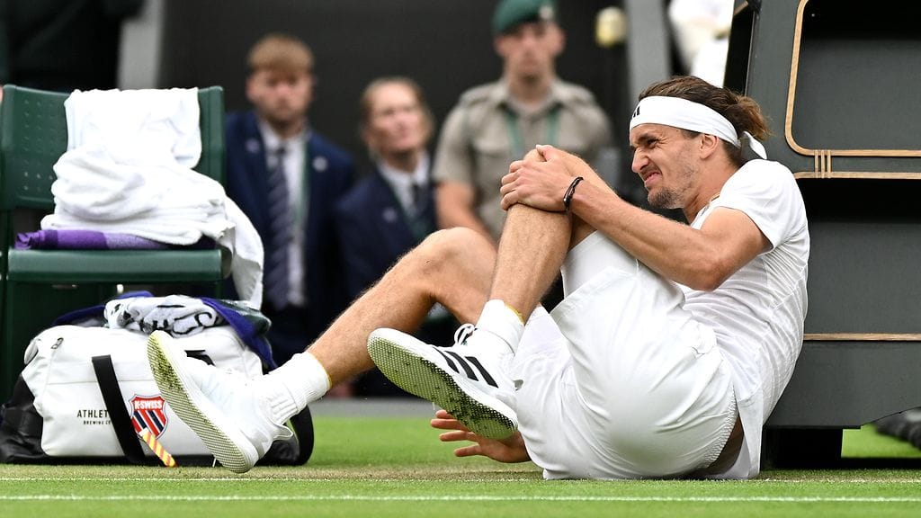 Alexander Zverev kärsi polvivammasta Wimbledonissa.