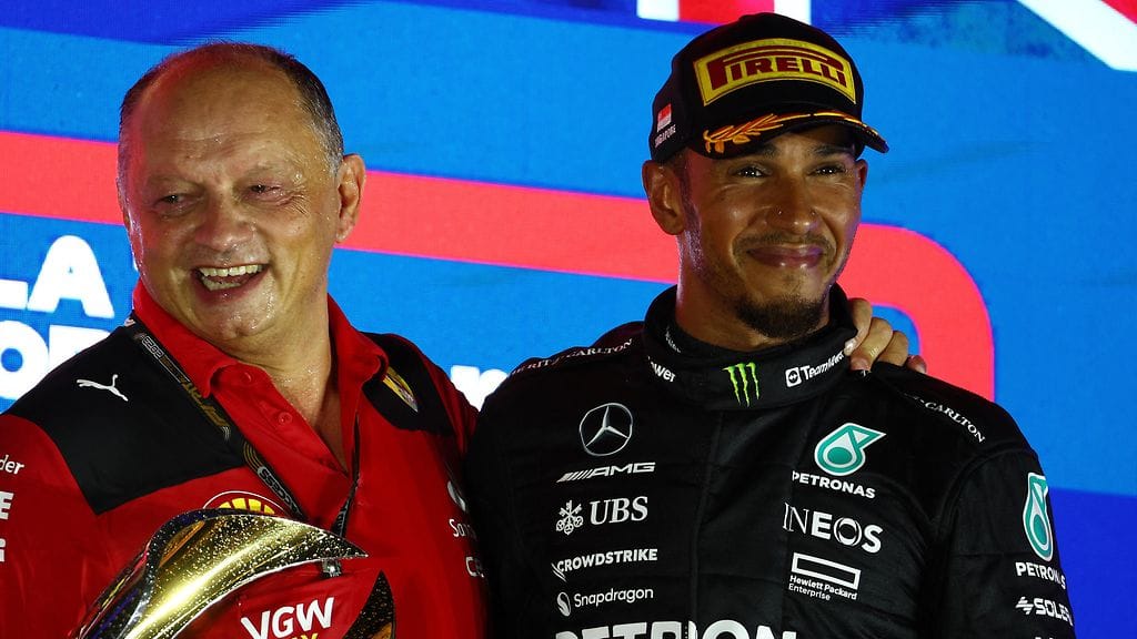 Frederic Vasseur (Ferrarin tallipäällikkö, kuvassa vasemmalla) ja Lewis Hamilton (oikealla).
