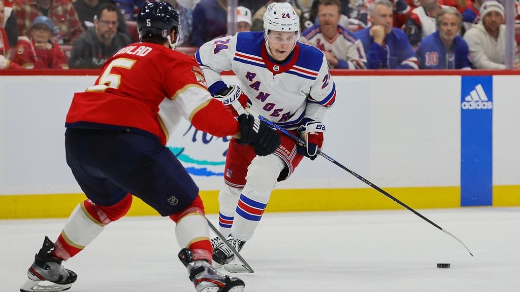 Kaapo Kakko (kuvassa kiekon kanssa taka-alalla).