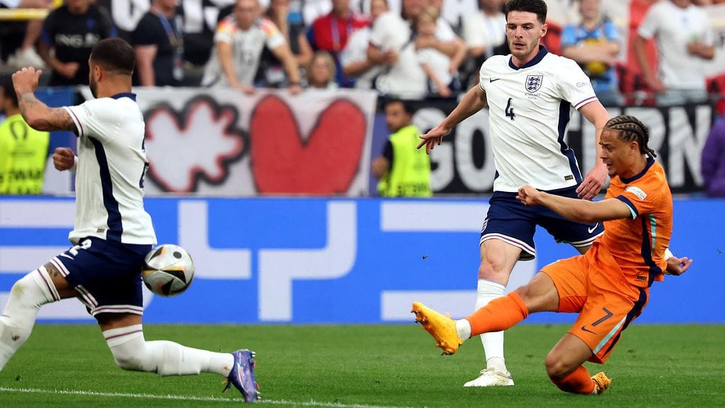 Xavi Simons (oikealla, oranssipaidassa) iski Hollannille näyttävän johtomaalin EM-välieräottelussa Englantia vastaan.