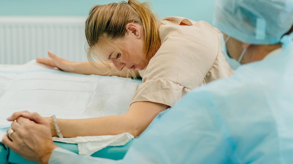 Konttausasennossa tai kylkimakuuasennossa ponnistaminen saattaa pienentää repeämien riskiä.